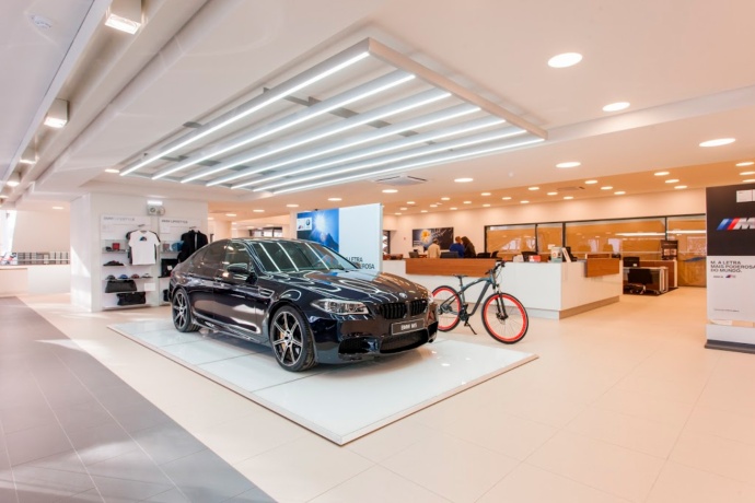 Stand automóvel com iluminação Tromilux